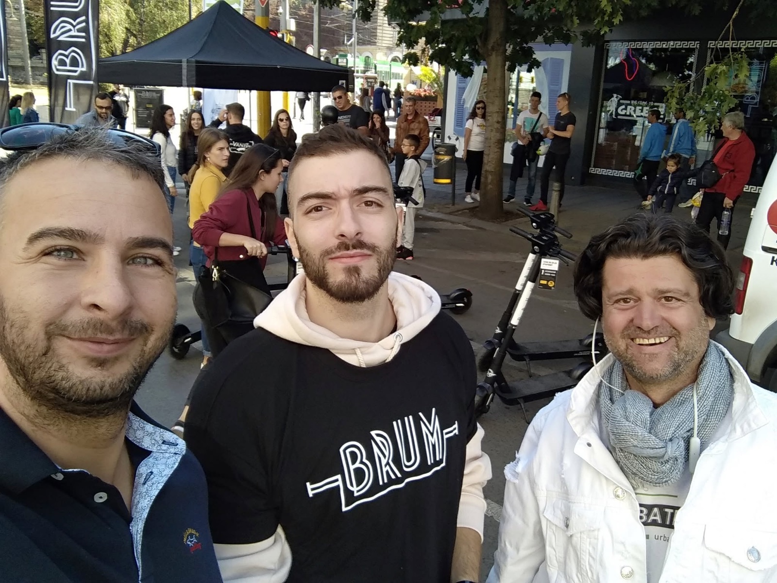 Трима от организаторите на първото събитие на БАЕМ през септември 2019 г., до електрически тротинетки на улицата